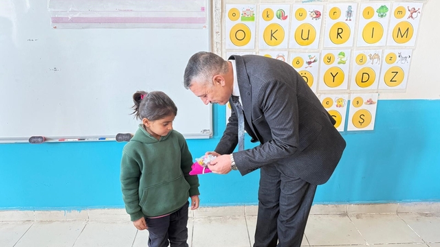 Patnos'ta öğretmenlerden örnek dayanışma
Bir elin sıcaklığı bir çocuğa umut oldu