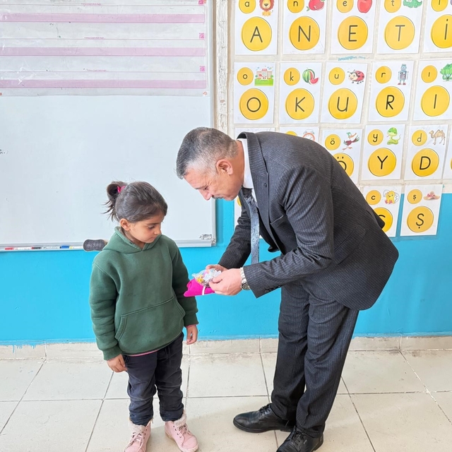 Patnos'ta öğretmenlerden örnek dayanışma
Bir elin sıcaklığı bir çocuğa umut...