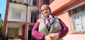 Ağır hasarlı bina yıkılmadı, 10 kişilik aile ölüm korkusuyla yaşıyor
