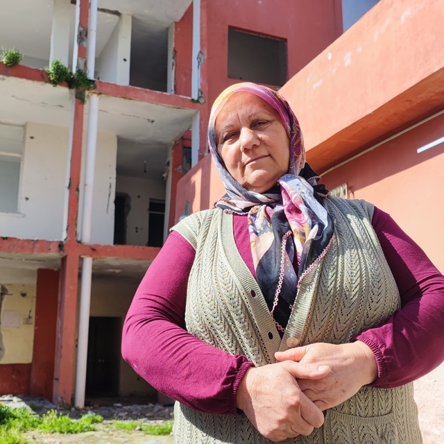 Ağır hasarlı bina yıkılmadı, 10 kişilik aile ölüm korkusuyla yaşıyor