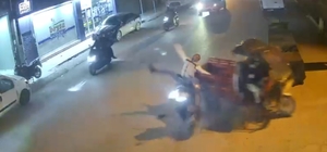 Adana'da iki motosikletin çarpıştığı kaza kamerada