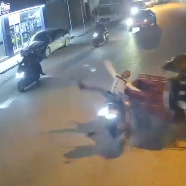 Adana'da iki motosikletin çarpıştığı kaza kamerada