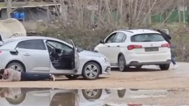 Bursa'da soygun senaryosunu polis yutmadı...20 milyonluk sahte gasp planı çökertildi: 5 kişi tutuklandı
20 milyon liralık sahte soygun senaryosu kurdular, soygun anlarını ise bir vatandaş kameraya kaydetti
Parayı kendileri paylaşmak istediler, film gibi senaryo Gasp Bürosu dedektiflerine takıldı