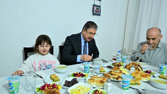 Vali Yılmaz, iftarda vatandaşın evine konuk oldu