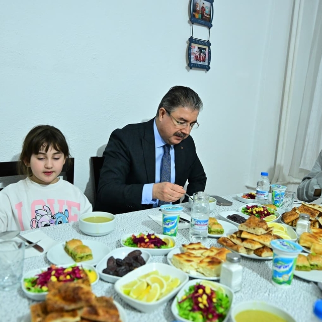 Vali Yılmaz, iftarda vatandaşın evine konuk oldu