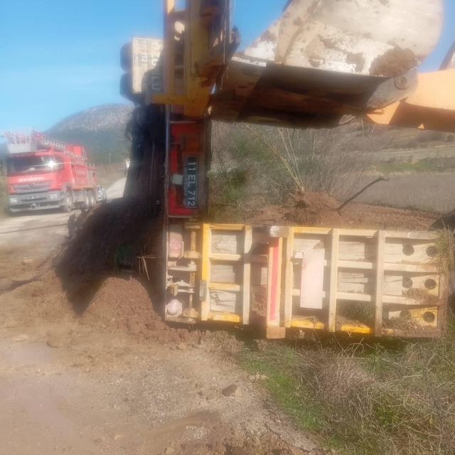 İl Özel İdareye ait tırın dorsesi yandı