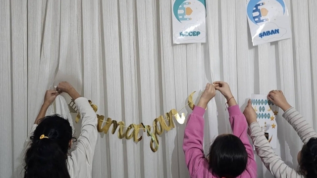 Koruma altındaki çocuklar evlerini Ramazan ayı için süsledi
