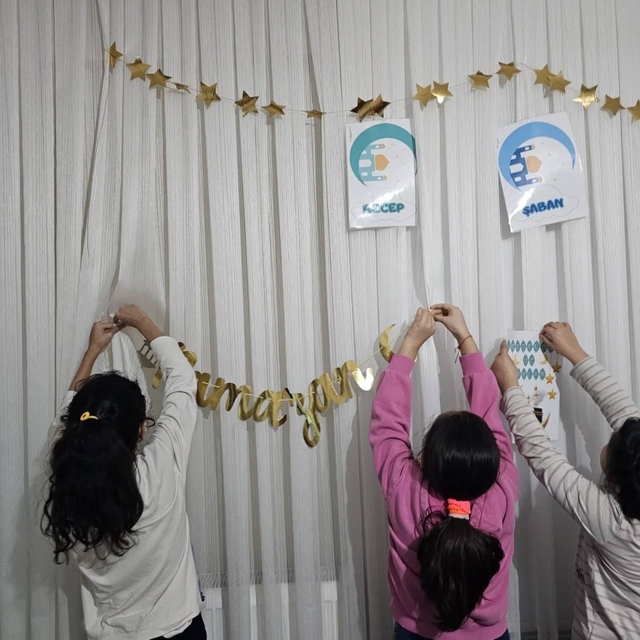 Koruma altındaki çocuklar evlerini Ramazan ayı için süsledi