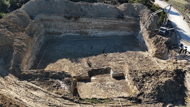 Bilecik'te 5 bin tonluk depo için ilk beton döküldü