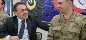 Ailesiyle görüntülü konuşan Mehmetçik duygu dolu anlar yaşadı