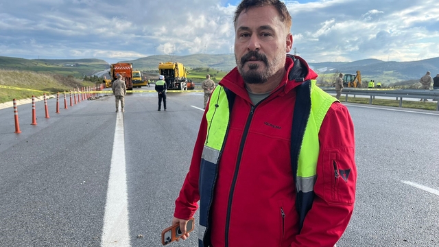 Balıkesir'deki uçak kazasına tanık olan şoför: Bütün parçalar önüme düştü
Balıkesir'de düşen F-16 uçağının kazasına tanık olan şoför: 2 tankerin çarpıştığını sandım
Kaza yapan tırı almaya gelen şoförün önüne F-16 uçağı düştü