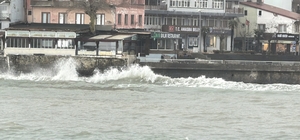 Amasra'da fırtına; dalga boyu 2 metreye ulaştı