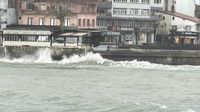 Amasra'da fırtına; dalga boyu 2 metreye ulaştı