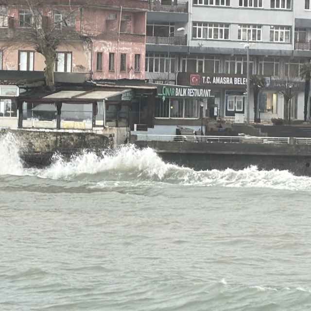 Amasra'da fırtına; dalga boyu 2 metreye ulaştı