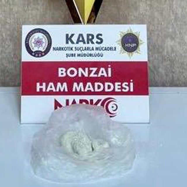 Evden kilolarca uyuşturucu üretecek saf bonzai çıktı