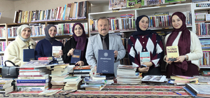 Kütahya'da gönüllü üniversitelilerden ilkokul öğrencilerine kitap hediye edildi