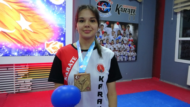 Babası 'kendini savunmayı öğren' dedi, o şampiyon oldu
Ispartalı milli karateci Dua Uğur'dan Balıkesir'de şampiyonluk