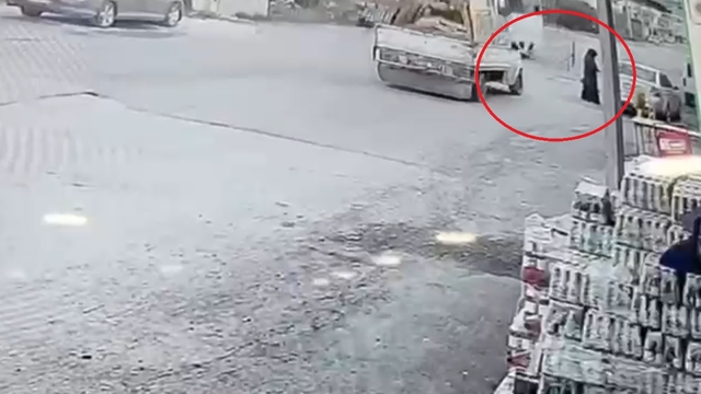 Kamyonetin kasasının açılan kapağı, yayaya çarptı