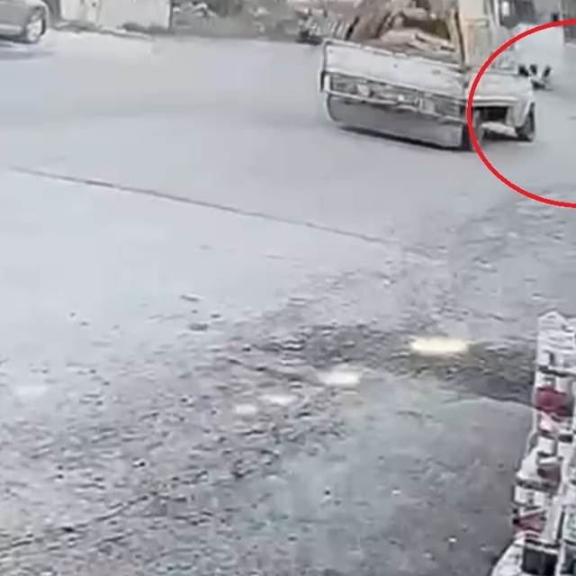 Kamyonetin kasasının açılan kapağı, yayaya çarptı