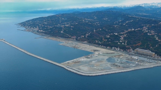 Rize'de İyidere Lojistik Limanı inşaatı sürüyor
Vali İhsan Selim Baydaş:
"Ana mendirek inşaatımızın dolgu çalışmaları büyük oranda tamamlandı"