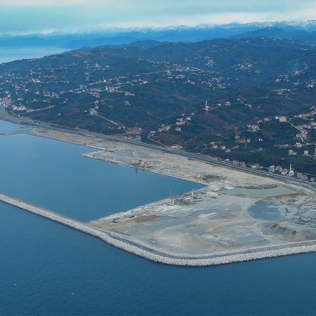 Rize'de İyidere Lojistik Limanı inşaatı sürüyor
Vali İhsan Selim Baydaş:
"A...