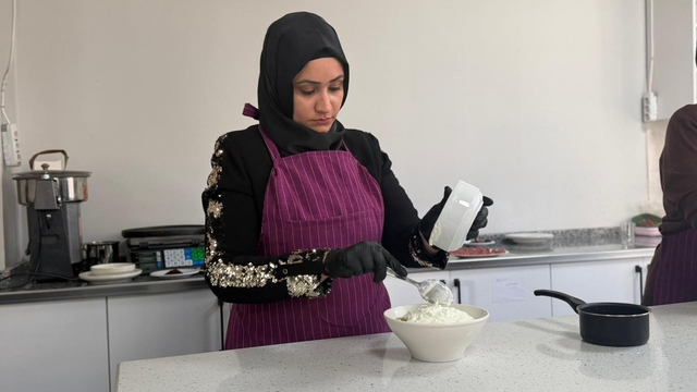 Siverek'te aşçılık kursuna giden kadınlar yöresel yemekler yapıp sofraları süslüyor