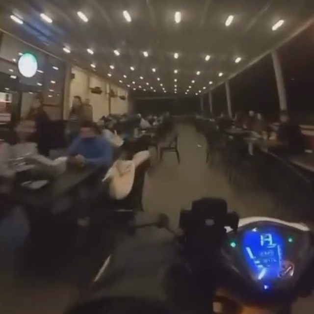 Kafede motosikletiyle müşterilerin arasında dolaşan sürücüye 6 bin 457 TL c...