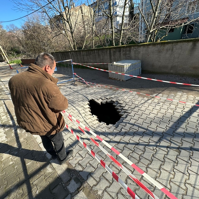 Çanakkale'de çöken yolda 2 metre derinliğinde çukur oluştu