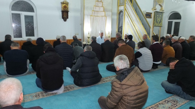 Burhaniye'de ezan 3 dakika erken okundu, çok sayıda kişi orucunu açtı