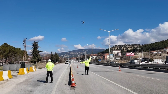 Burdur'da helikopter destekli trafik denetimi: 125 araç ve sürücüsü kontrol edildi