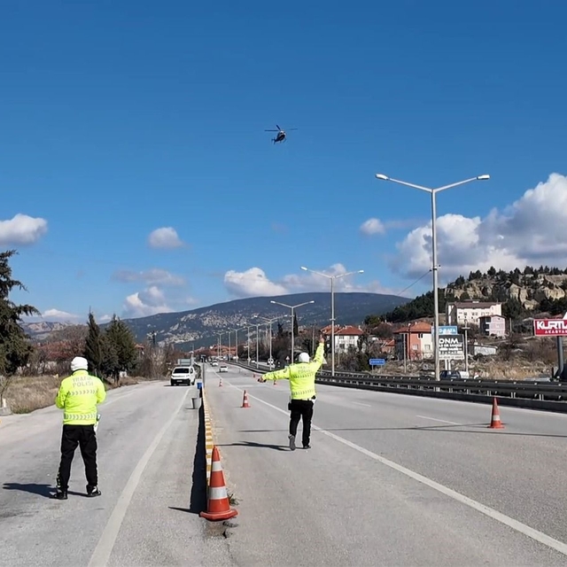 Burdur'da helikopter destekli trafik denetimi: 125 araç ve sürücüsü kontrol...