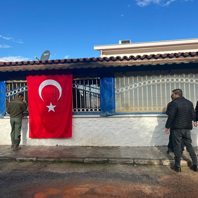 Balıkesir'de kaza kırıma uğrayan F-16 uçağının enkazı kaldırılıyor (3)