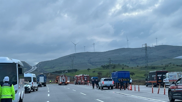 Balıkesir'de F-16 uçağının düştüğü bölgede çalışmalar sabahın ilk ışıklarıyla devam ediyor
Balıkesir'de F-16 savaş uçağı düştü: 1 asker şehit