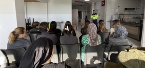 Karabiga Özel Engelli Yaşam Merkezinde çalışan kadınlara jandarma ekiplerinden çeşitli bilgilendirmeler
