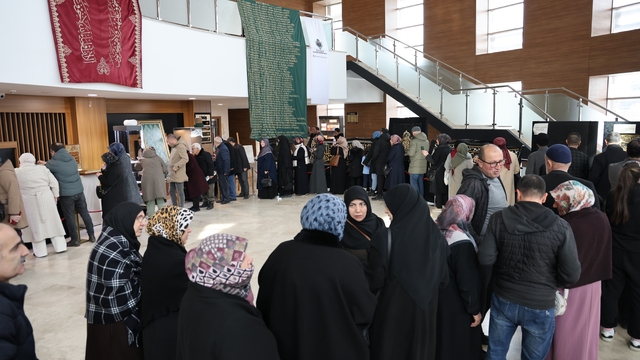 Sivas'ta Mukaddes Emanetler Sergisi'nde uzun kuyruklar oluştu