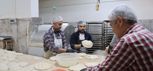 Kozan'da ustaların Ramazan ayında pide mesaisi Kozan Belediyesi askıda pide uygulamasıyla günlük bin Ramazan pidesini vatandaşa ulaştırıyor