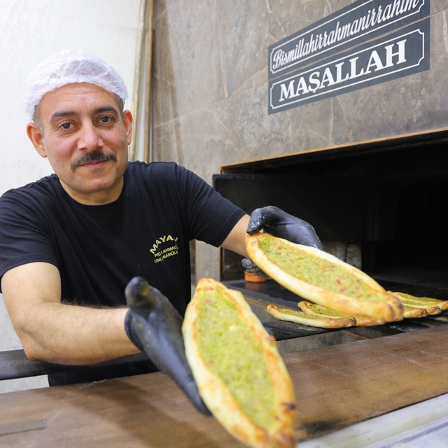 Kahramanmaraş'ta iftar sofralarının gözdesi: Fıstıklı börek