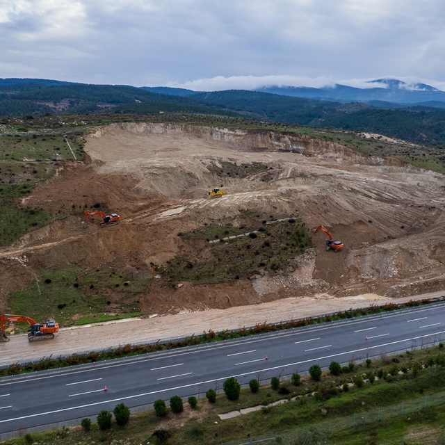 Heyelan yaşanan İzmir-İstanbul otoyolunda çalışmalar devam ediyor