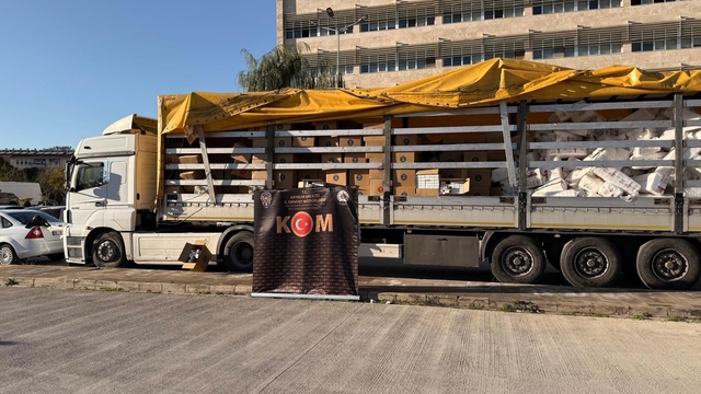 Antalya'da tırdan 7 milyon 440 bin kaçak makaron çıktı
5 şüpheli hakkında adli işlem başlatıldı