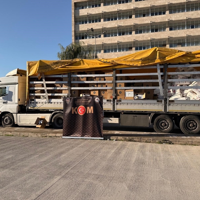 Antalya'da tırdan 7 milyon 440 bin kaçak makaron çıktı
5 şüpheli hakkında a...