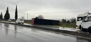 Denizli'de kayganlaşan yolda tırın dorsesi yola savruldu