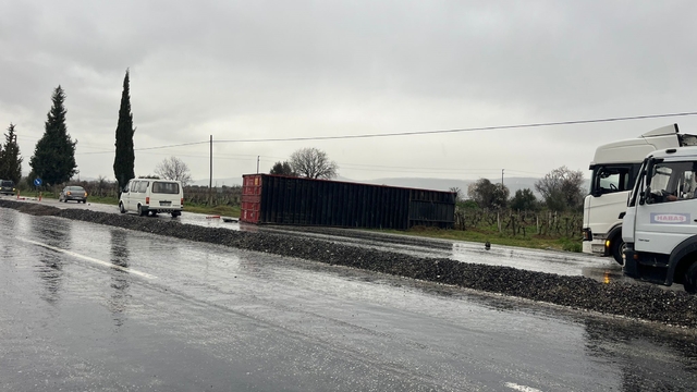 Denizli'de kayganlaşan yolda tırın dorsesi yola savruldu