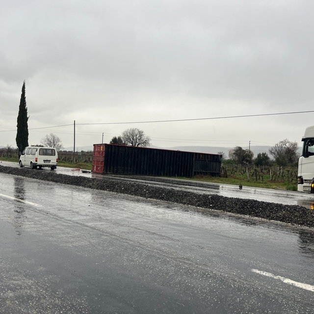 Denizli'de kayganlaşan yolda tırın dorsesi yola savruldu