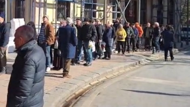 Hamsinin fiyatı 50 TL'ye kadar düştü, balık satışları hızlandı
Ucuza balık almak isteyen vatandaşlar metrelerce kuyruk oluşturdu
Balıkçı Erkan Arslanbenzer:
"Denizde kasası 400-500 lira olan hamsiyi 50 TL'ye maliyetine satıyoruz"
"Satışlar mükemmel, şu an fiyat ucuz diye alıyorlar"