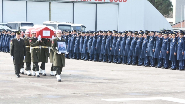 Balıkesir'de kaza kırıma uğrayan F-16 uçağının enkazı kaldırılıyor (4)