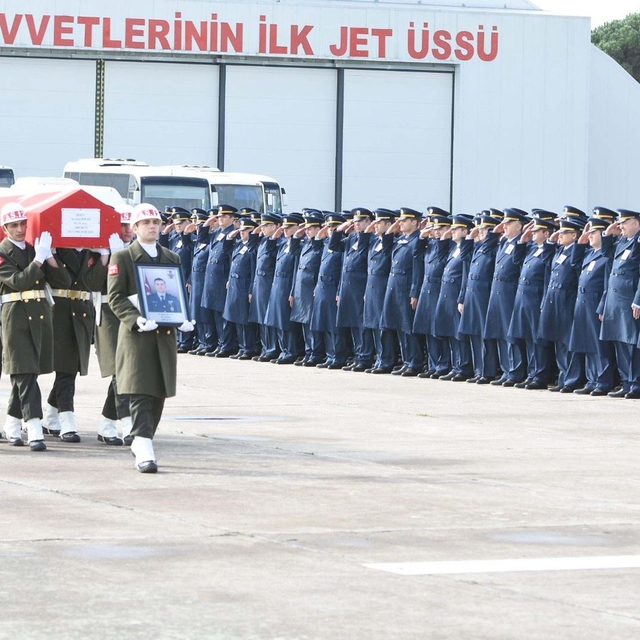 Balıkesir'de kaza kırıma uğrayan F-16 uçağının enkazı kaldırılıyor (4)