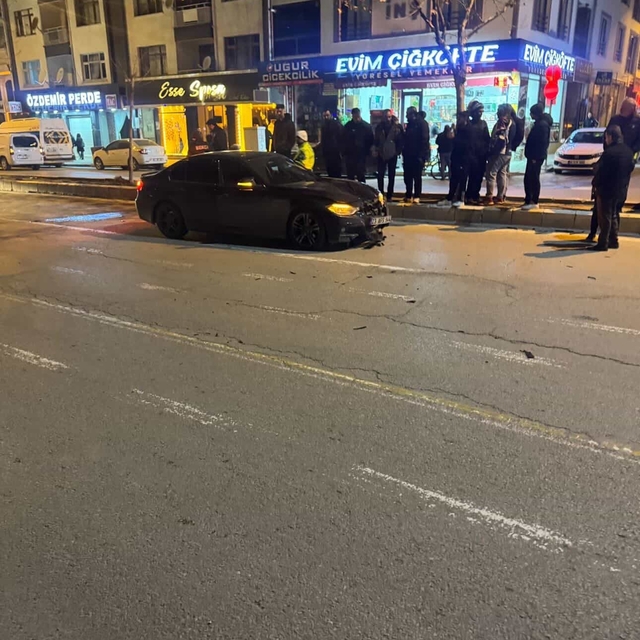 Otomobil, yayalara çarptı: 2 ağır yaralı