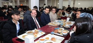 Rektör Hacımüftüoğlu öğrencilerle iftar sofrasında buluştu