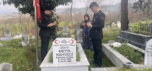 Jandarma şehit ailesini ve kabrini ziyaret etti