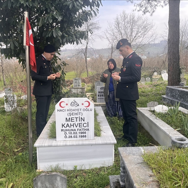 Jandarma şehit ailesini ve kabrini ziyaret etti